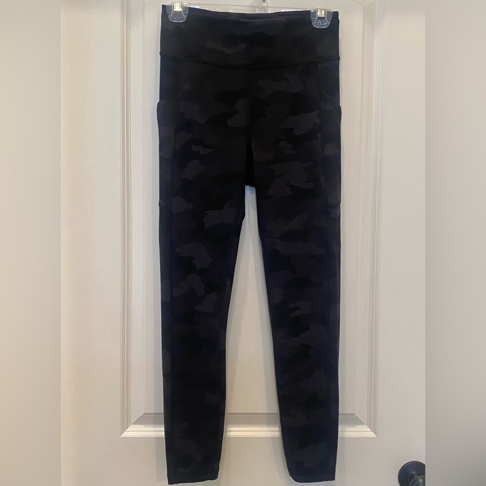 Lululemon black camo leggings with pockets